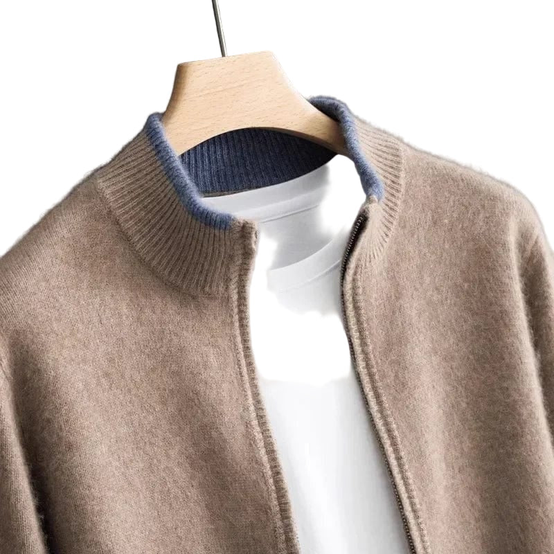 Minimalistisk herrejakke i myk kashmir med glidelås. Perfekt for stil og komfort.