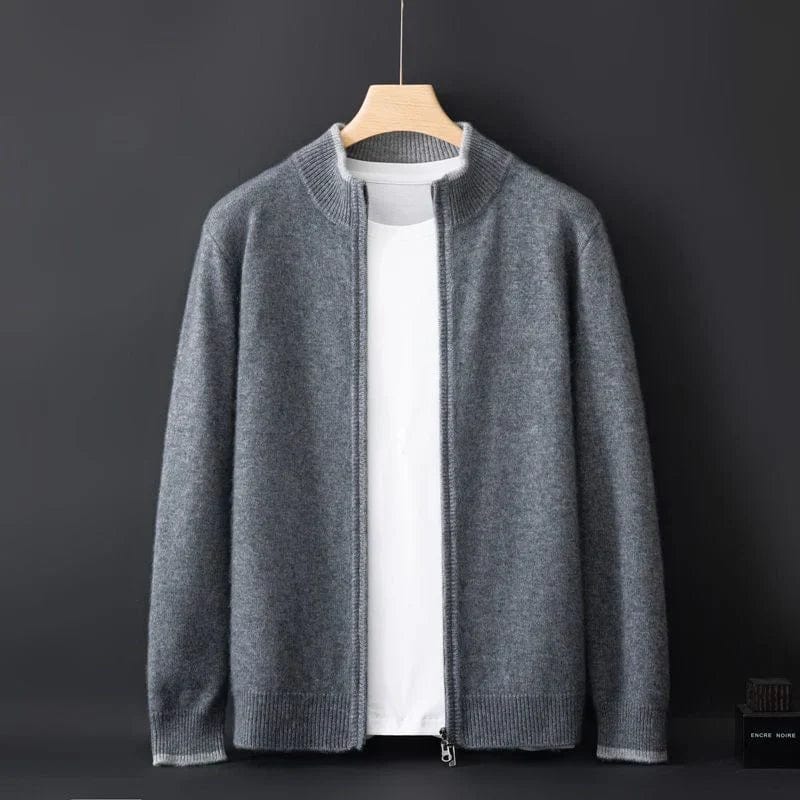 Mann modellert i minimalistisk kashmirjakke med glidelås, perfekt for høst og vår.