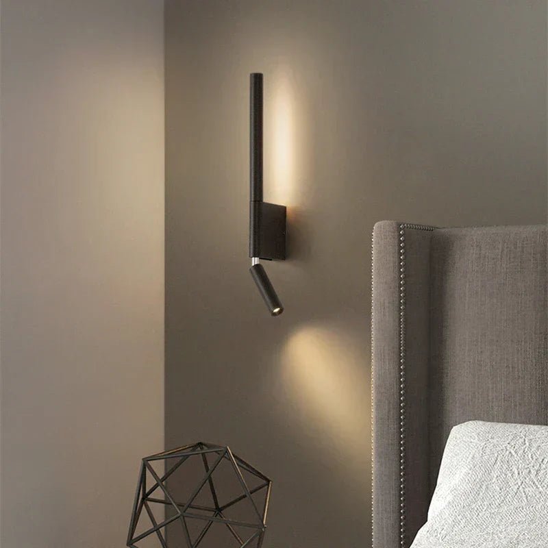 Stilren LED-vegglampe for soverommet. Gir mykt, innendørs lys, perfekt for avslapning og moderne hjemmeinnredning.