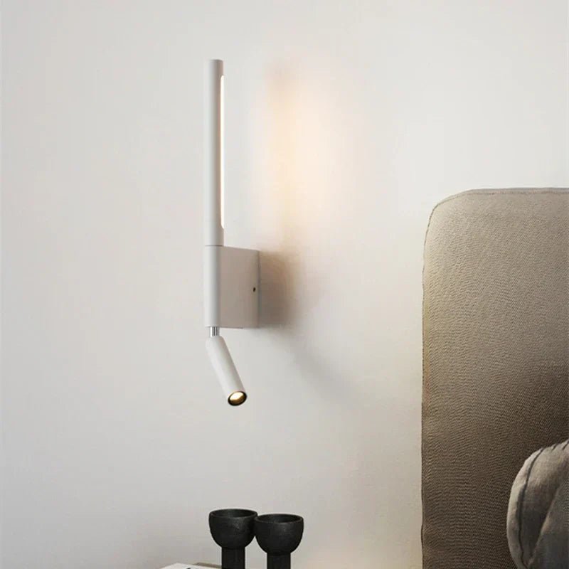 Mykt, varmt lys fra moderne LED-vegglampe. Minimalistisk innendørs belysning som skaper atmosfære i hjemmet.