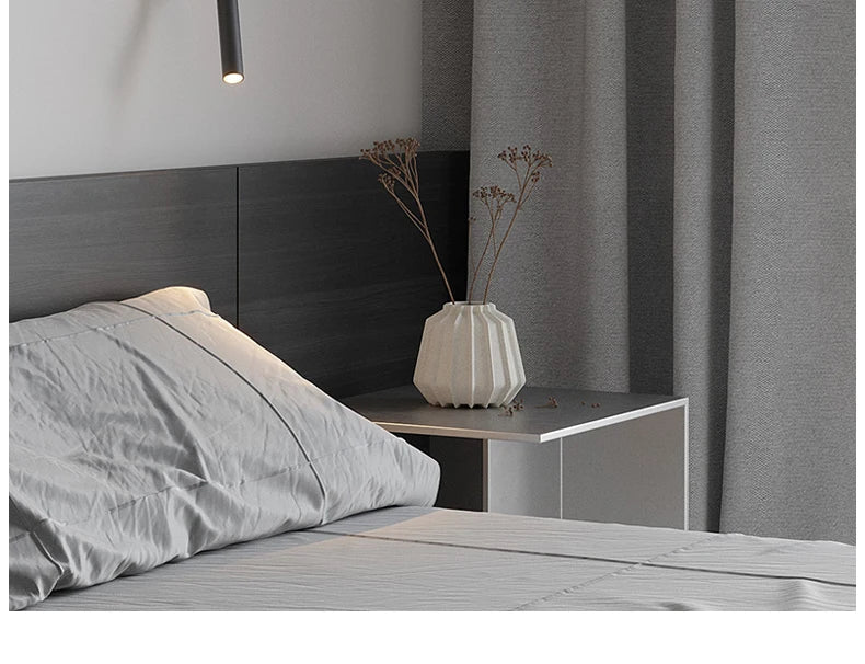 Nærbilde av slank, minimalistisk LED-vegglampe. Moderne designelement for innendørs belysning og hjemmeinnredning.