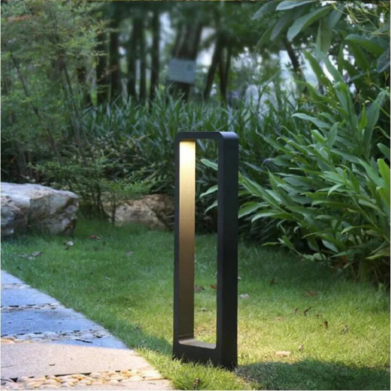Grå, vanntett LED gulvbelysning for utendørs bruk. Minimalistisk hage lampe gir moderne lys.