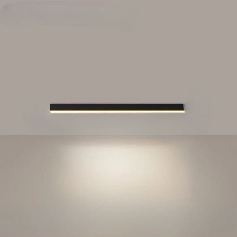 Moderne taklampe med integrert LED, energieffektiv og elegant rund form.