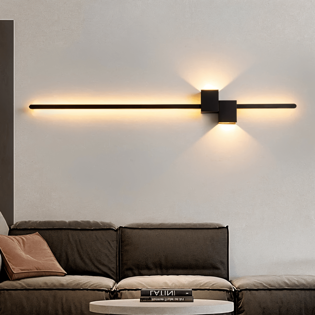 Minimalistisk LED vegglampe for moderne hjem. Gir elegant indirekte belysning til stue og soverom.