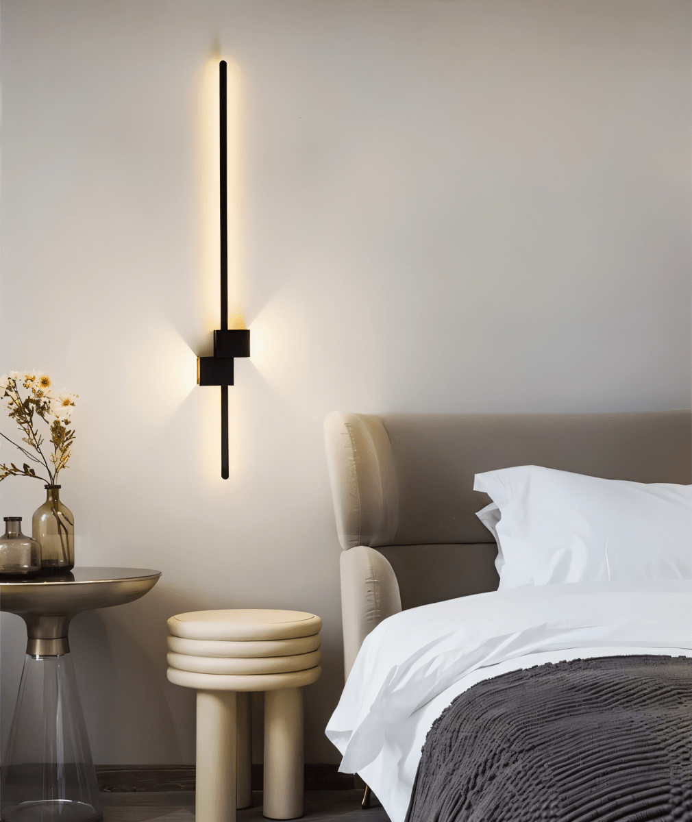 Innovativ LED vegglampe med indirekte lys. Fremhever moderne interiørdesign i gang, stue eller soverom.
