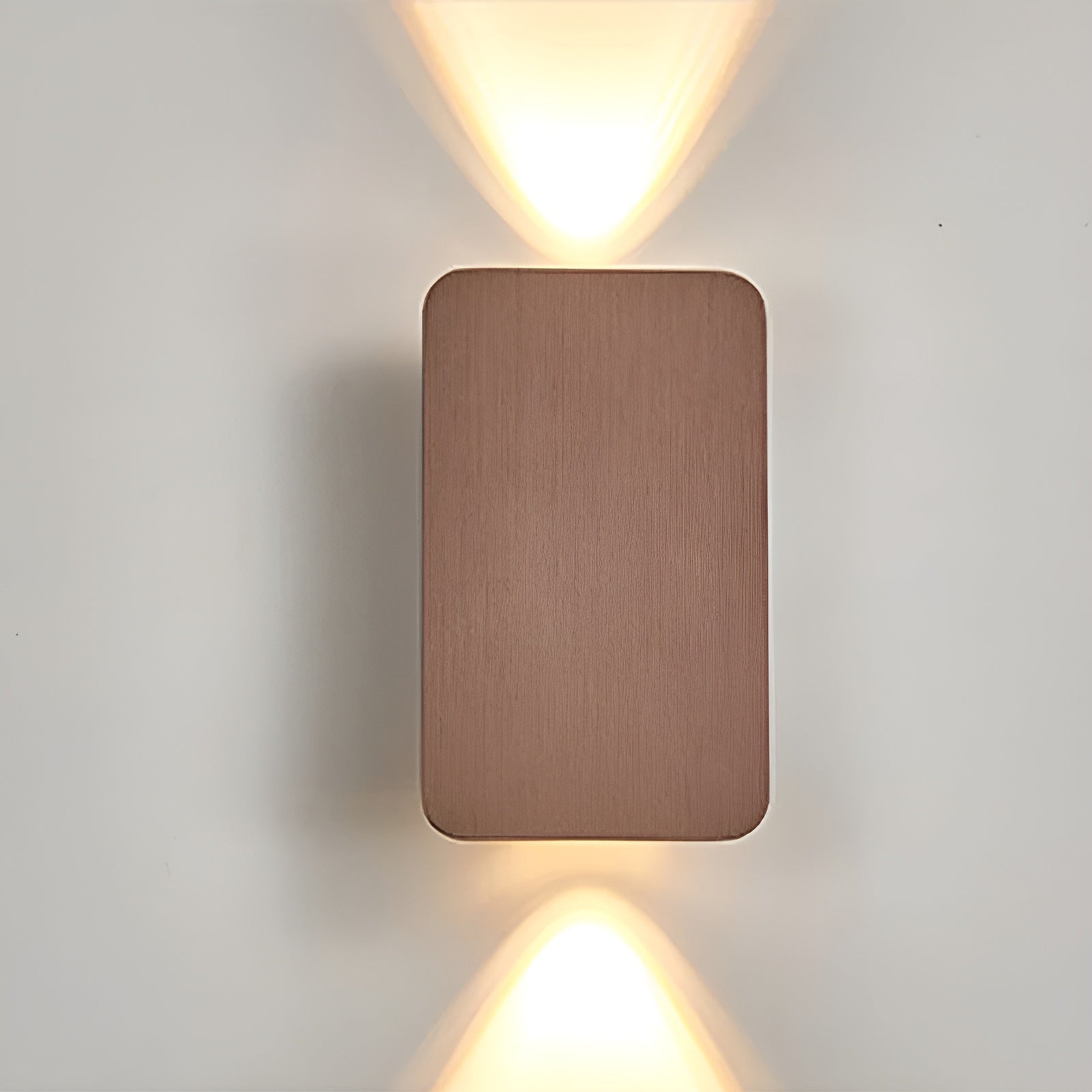 Svart moderne LED vegglampe med slank design. Perfekt som designlampe for stue eller soverom.