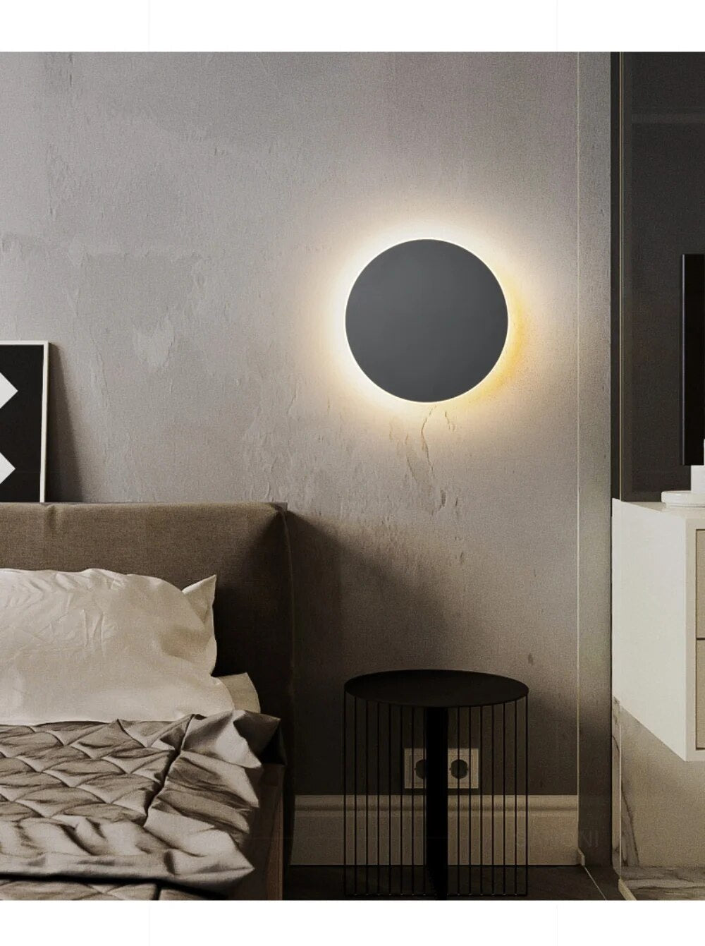 LED-vegglampe i moderne, minimalistisk design. Ideell som stemningslys eller smart belysning på soverom.