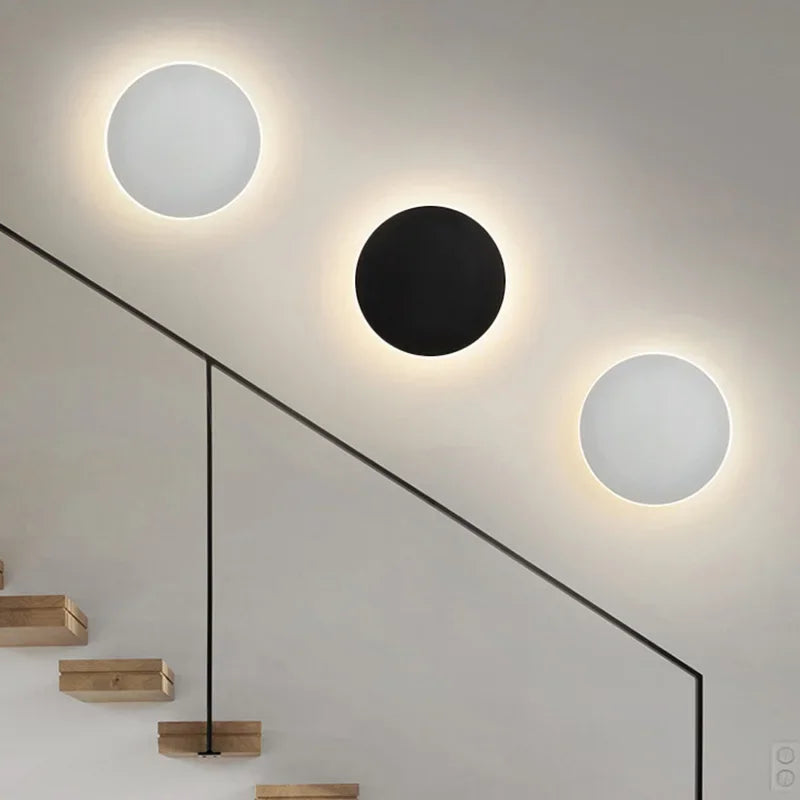 Elegant, moderne LED-vegglampe med minimalistisk design, ideell som justerbar interiørbelysning.