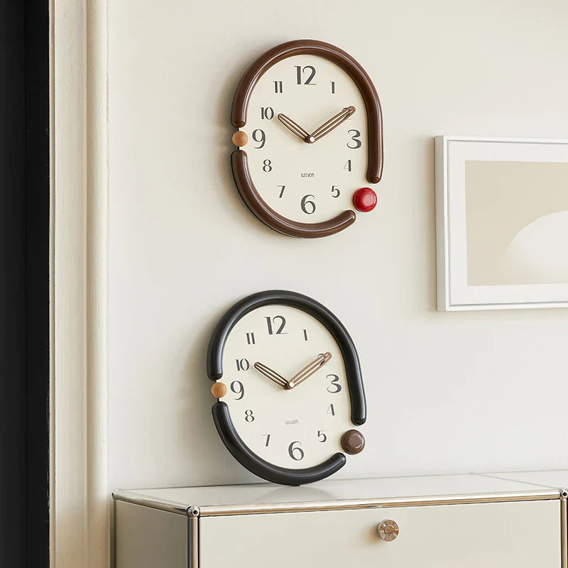 Stilrent akryl veggur, ovalt design i svart. Stille klokke for moderne hjemmedekor.