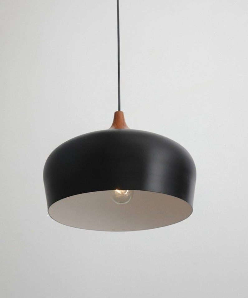 Dekorativ pendellampe i minimalistisk pastell. Løfter moderne interiør i stue, kjøkken eller entre.