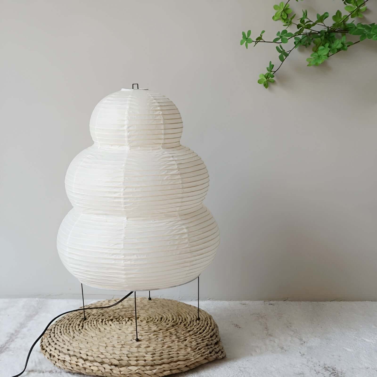 Elegant hvit rispapirlampe med minimalistisk design. Ideell som dekorativ bordlampe for moderne hjemmeinnredning.