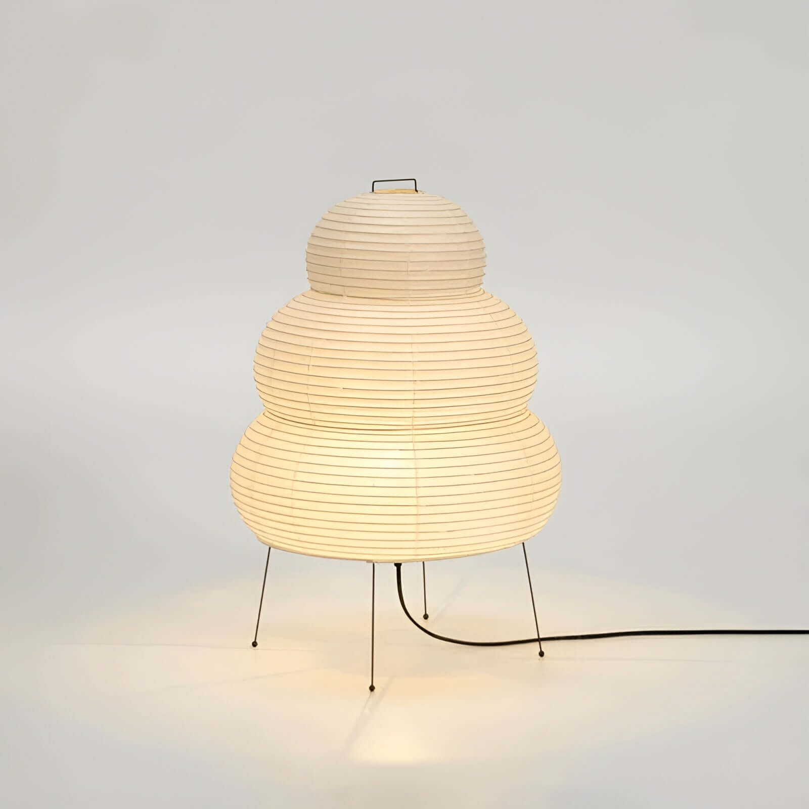 Hvit rispapir bordlampe med LED for en beroligende atmosfære. Minimalistisk design, perfekt som stemningslys.