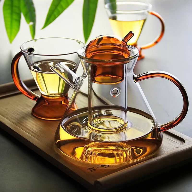 To minimalistiske tekopper i borosilikatglass, designet for å komplementere det nordiske te-settet.