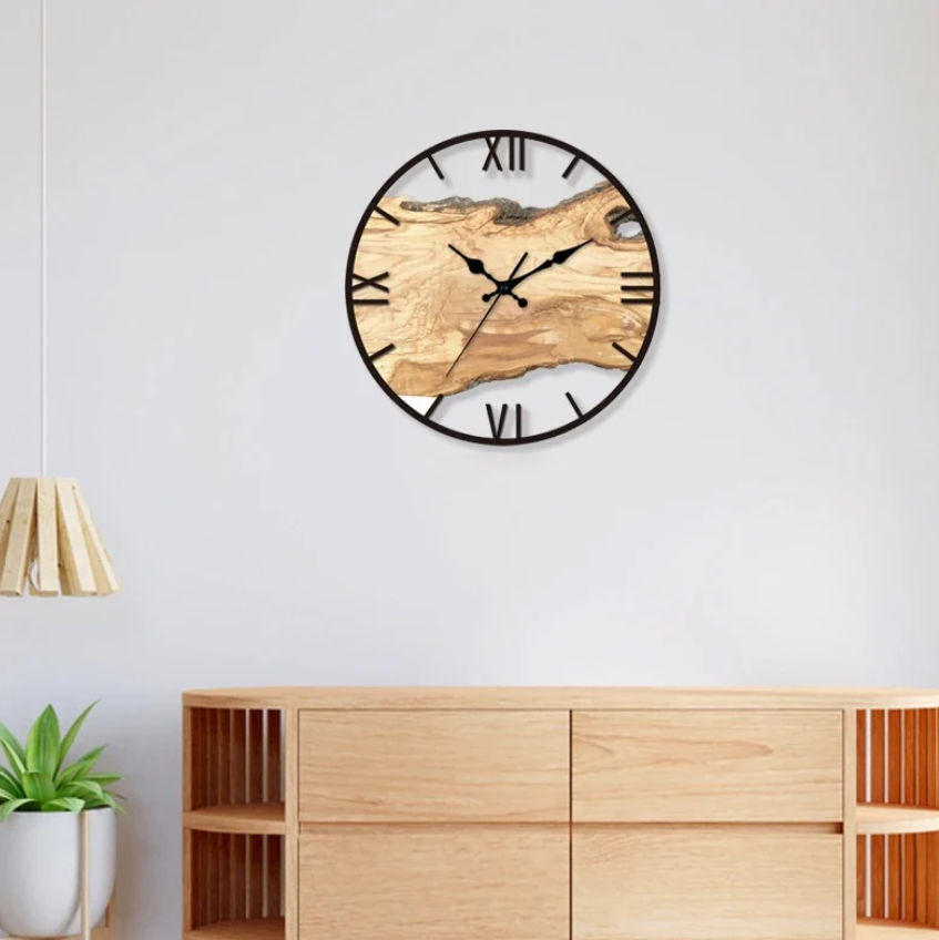 Elegant designklokke med gjennomsiktig urverk. Minimalistisk veggklokke som passer inn i moderne interiør.