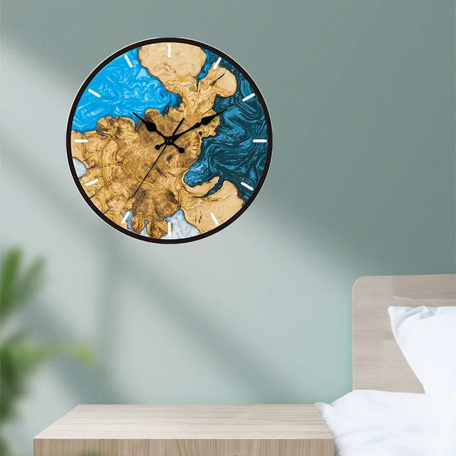 Moderne, minimalistisk veggklokke med gjennomsiktig design. En stilren designklokke for hjem og kontor.