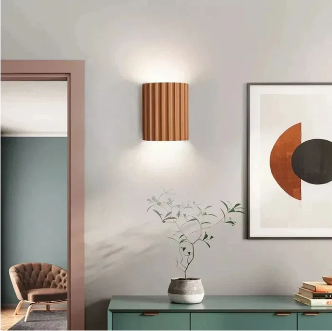 Enkel, minimalistisk vegglampe. Perfekt for moderne og skandinavisk interiør, gir stemningsfullt lys.