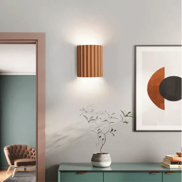 Dekorativ og funksjonell vegglampe. Minimalistisk stil for moderne hjem. Skaper varm belysning.