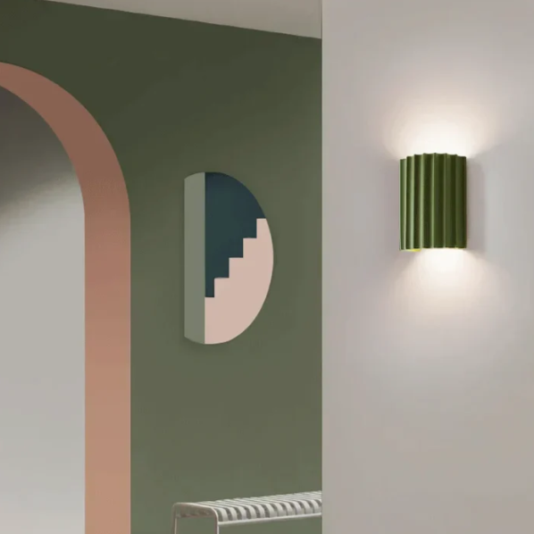 Elegant minimalistisk vegglampe. Perfekt for skandinavisk interiør. Gir stilfull og behagelig belysning.