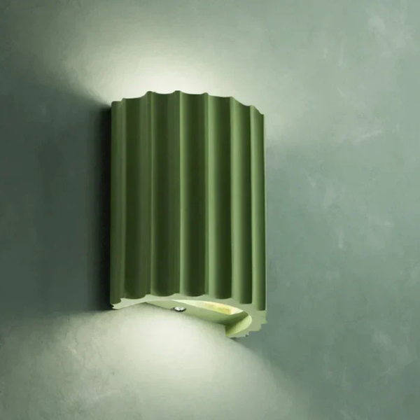 Allsidig, moderne vegglampe med minimalistisk design. Ideell som dekorativ belysning i mange rom.