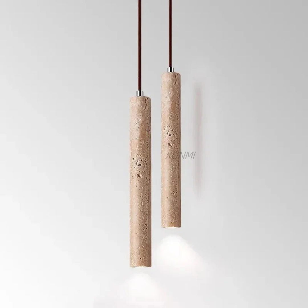Unik Wabi-Sabi lysekrone med naturlig finish og LED-belysning; perfekt til spisestue.