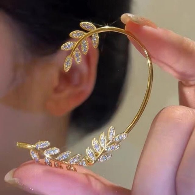 Sølvbelagte minimalistiske øreklemmer. Stilrent smykke for kvinner som ønsker ørepynt uten piercing.