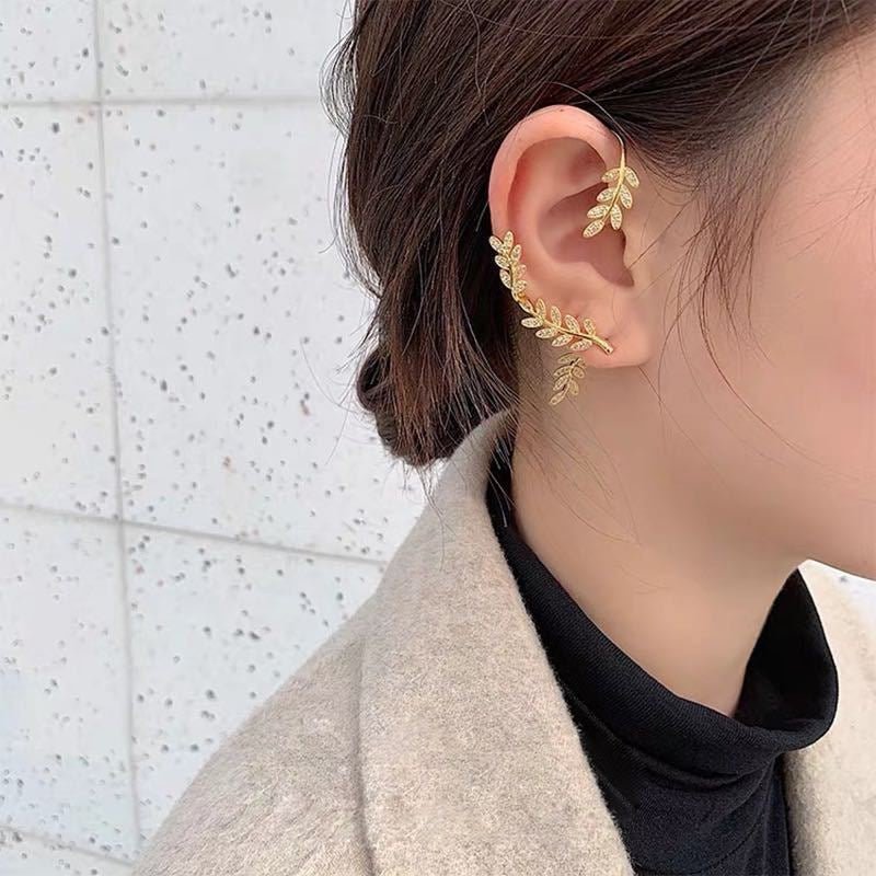 Enkel justerbar øreklemme uten piercing. Hypoallergenisk og minimalistisk smykke for kvinner.