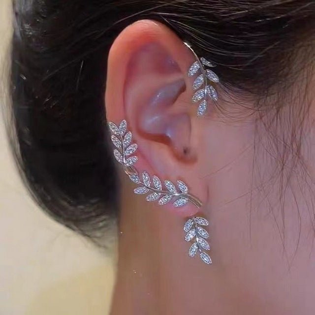Behagelige og hypoallergeniske justerbare øreklemmer. Minimalistisk design for kvinner uten piercing.