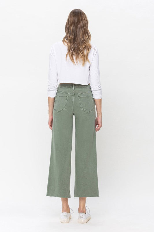 Stilige grønne damebukser med vide ben og høy midje, vist fra siden. Avslappet passform for en trendy look.