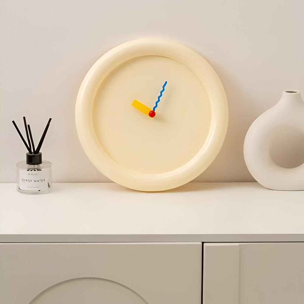 Nærbilde av minimalistisk urskive på moderne veggklokke 30 cm. Tydelige visere og tall.