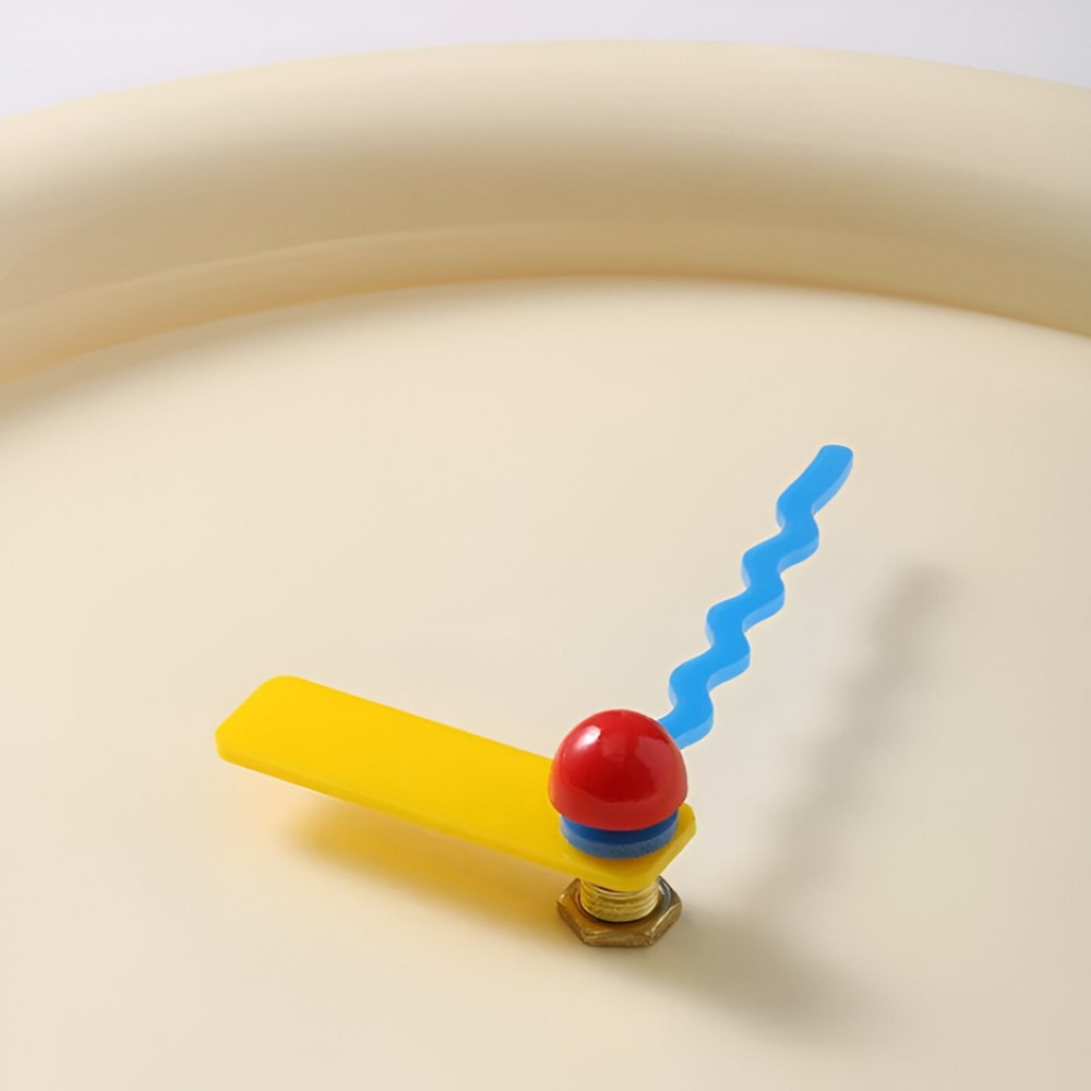 Funksjonell 30 cm veggklokke i et kontormiljø. Moderne klokke for produktivitet og stil.