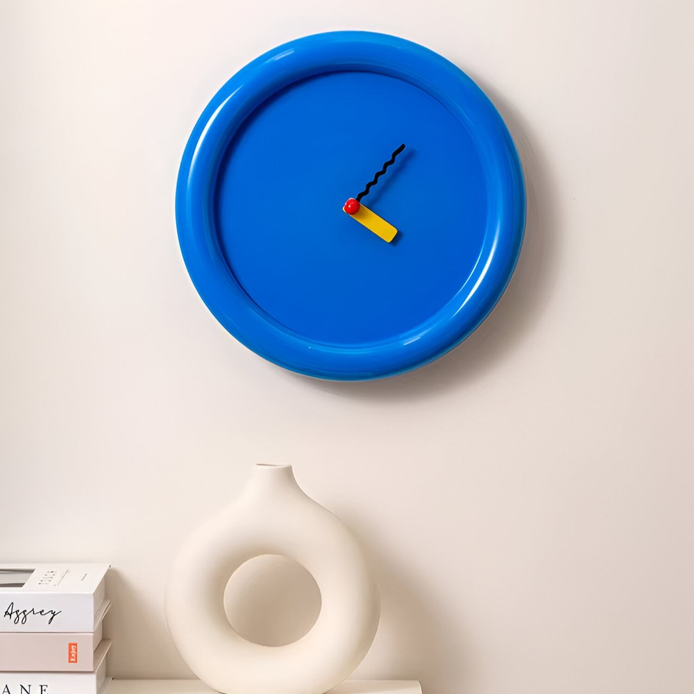 Minimalistisk 30 cm veggklokke. Rent og stilrent design som passer inn i moderne interiør.