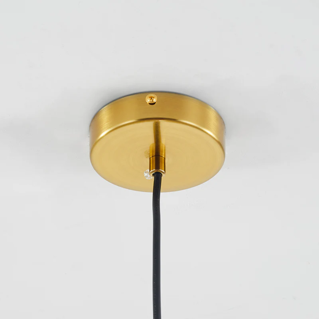 Elegant glasslampe, Aurora Sphere pendel, med unikt sfærisk design. Høydejusterbar for moderne interiør.