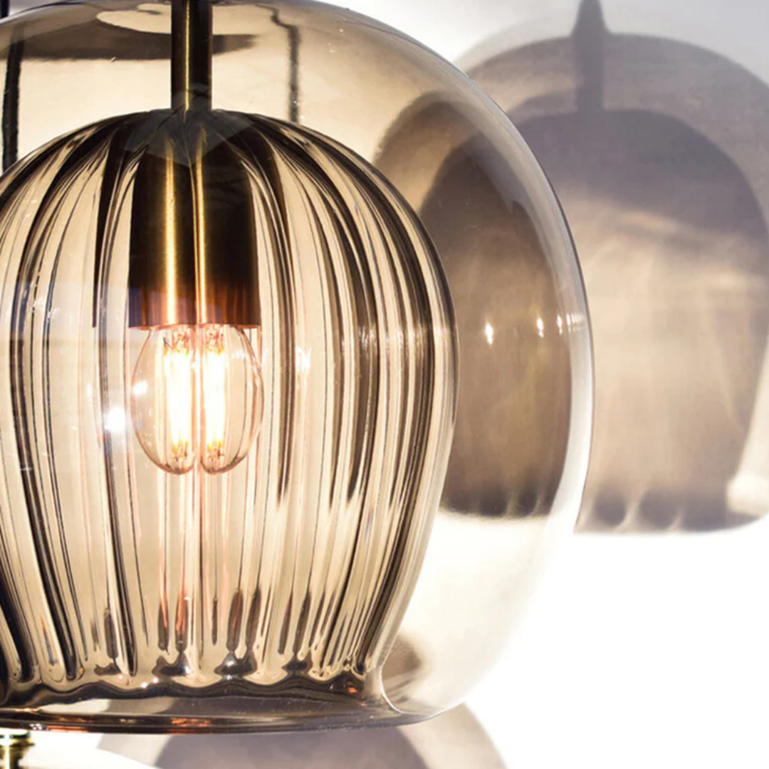 LED-pendellampe Aurora Sphere med varmhvitt lys, ideell for stemningsfull stue- og soveromsbelysning.
