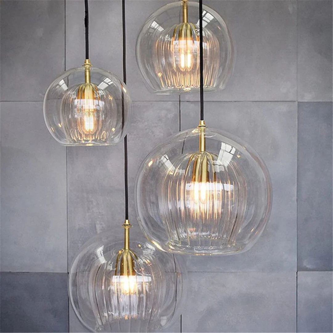 Høydejusterbar Aurora Sphere pendellampe i glass, moderne LED-belysning for fleksibel interiørdesign.