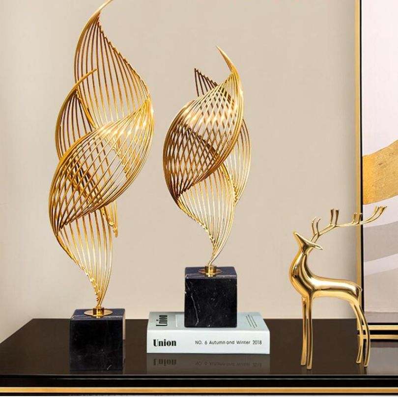 Elegant abstrakt skulptur med bølget design. Perfekt kunstobjekt for moderne hjem og kontor.