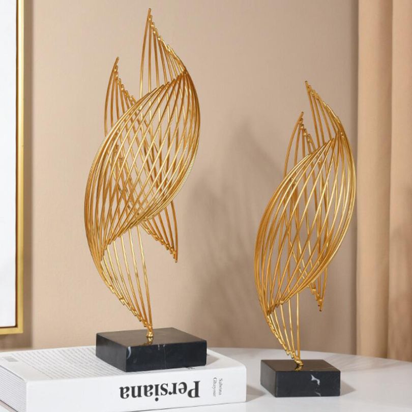 Dekorativ bølget gull skulptur, et unikt kunstobjekt. Ideell for stilren interiørdesign i hjem/kontor.