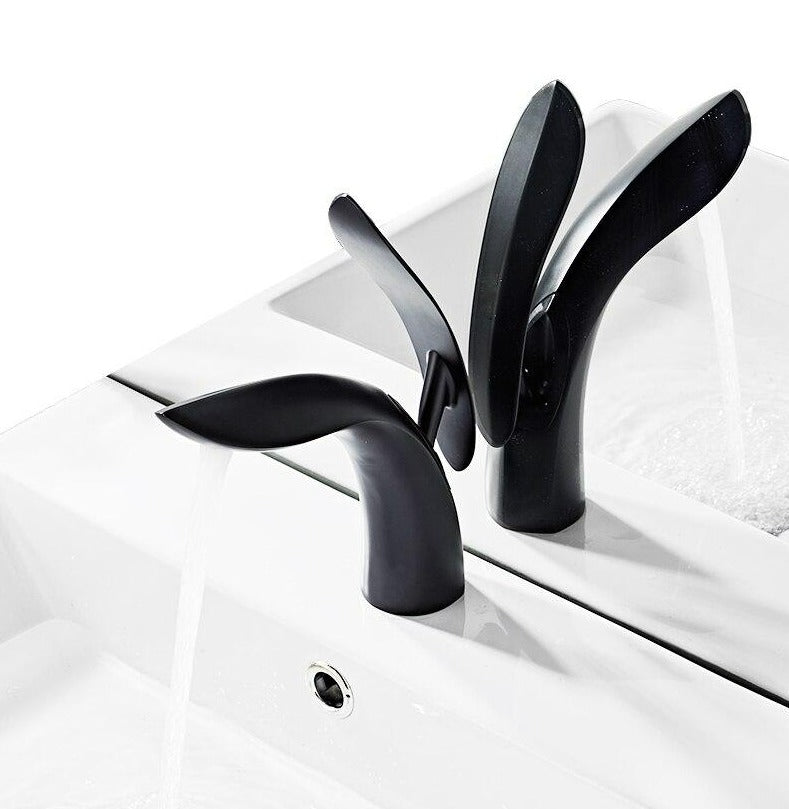 Luksuriøs gull baderomskran, stilrent baderomsarmatur. Denne moderne kranen passer perfekt til badrenovering.