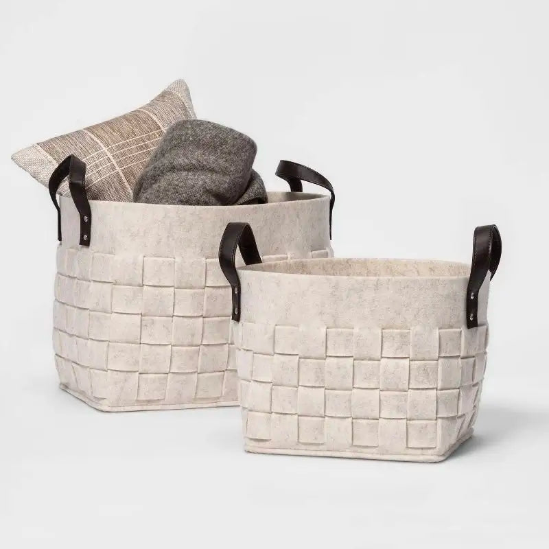 Dekorative beige oppbevaringskurver. Ideelle for moderne hjemmedekorasjon og ryddig oppbevaring i alle rom.