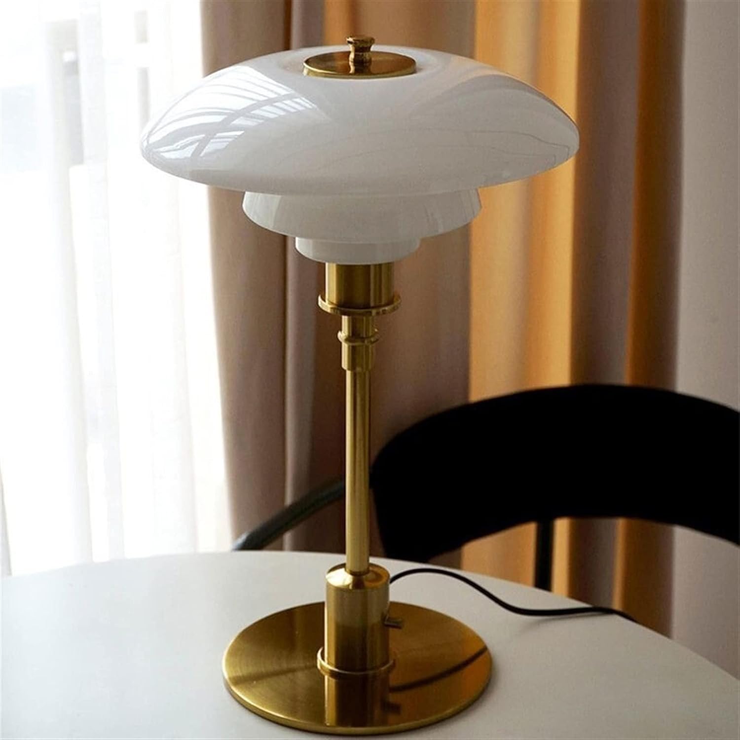 Stilfull LED-lampe til bordet, fremhever moderne innredning. Skaper behagelig belysning og stemning.