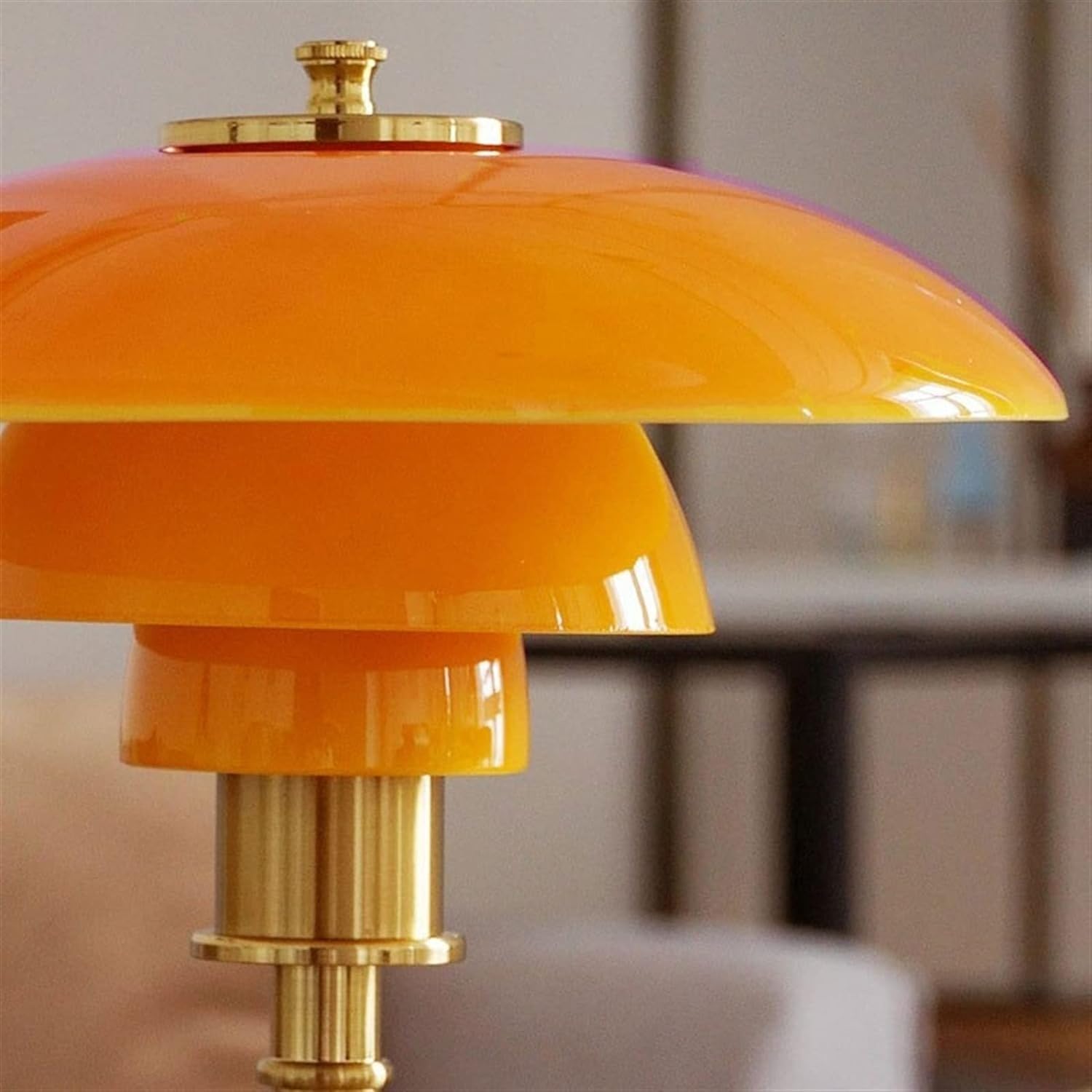 Høy kvalitet moderne bordlampe med integrert LED-teknologi for energieffektiv og funksjonell belysning.