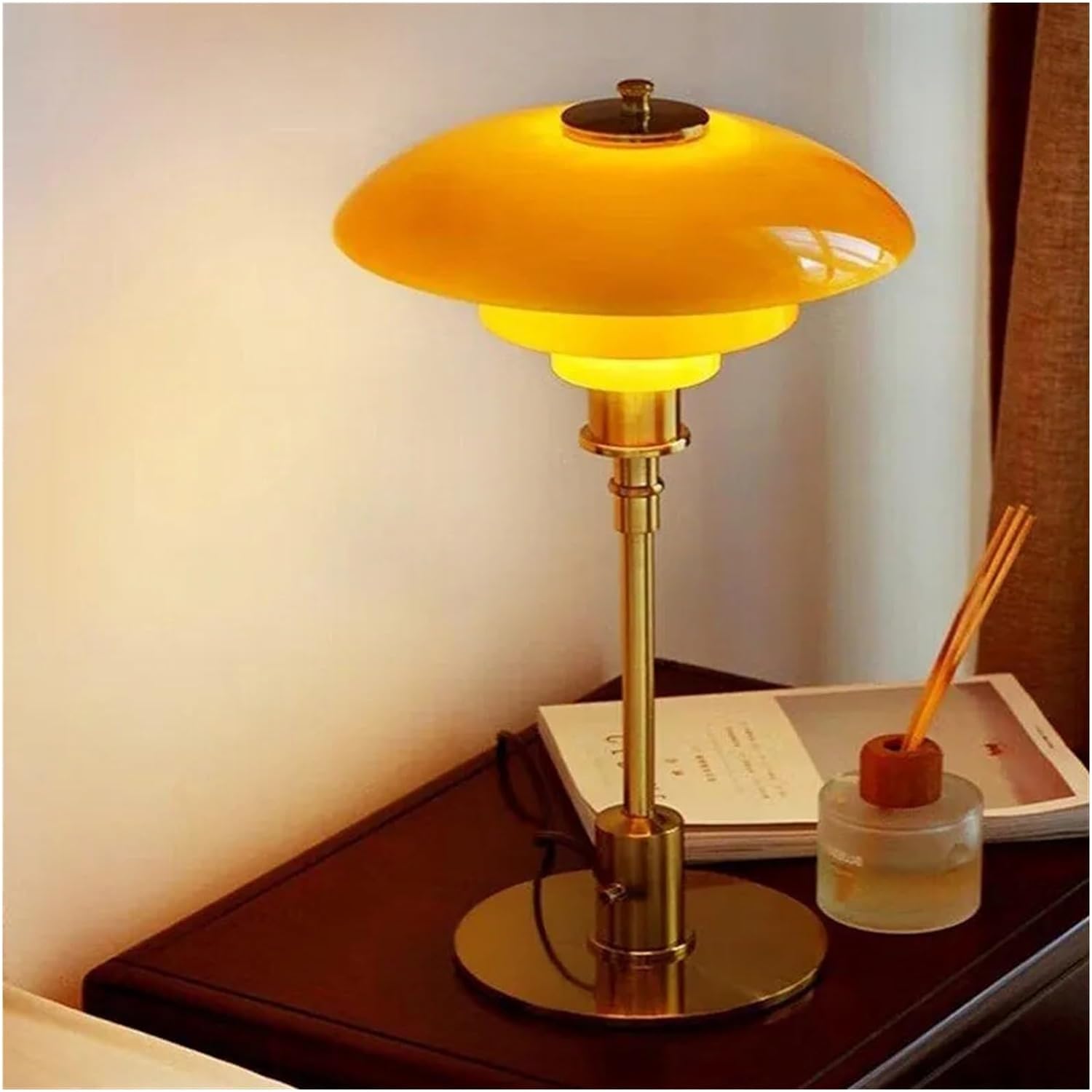 Designbordlampe med rene linjer for et moderne hjem. Perfekt for lesing eller som dekorativ interiørdetalj.