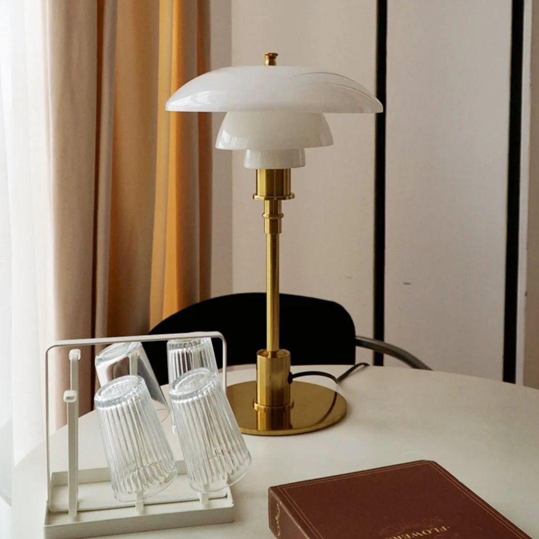 Kompakt og stilren LED-bordlampe, ideell for skrivebord, nattbord eller som stemningsbelysning.