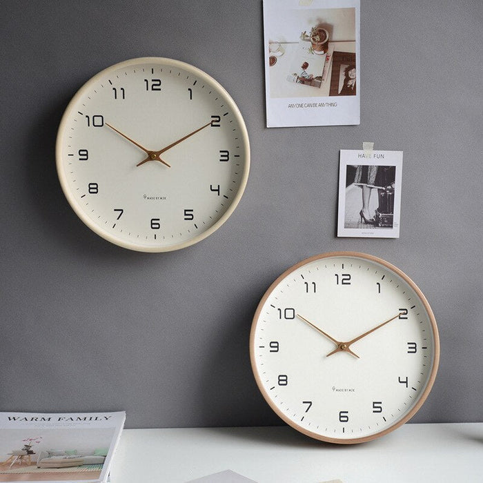 Elegant, lydløs veggklokke i brun/beige farge. Perfekt moderne klokke for stilren hjemmeinnredning og kontorbruk.