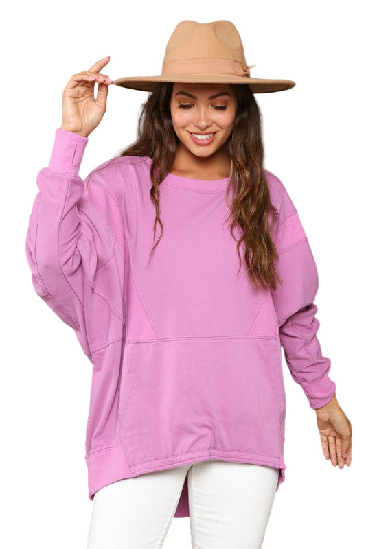 Moderne dame sweatshirt i magenta med kontrastdetaljer, perfekt for avslappet hverdagsbruk. Komfortabel vår/høst genser.