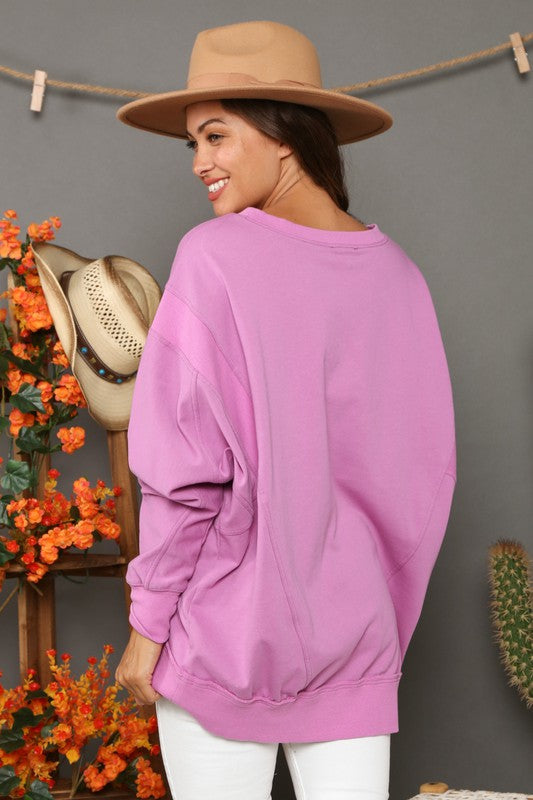 Komfortabel dame sweatshirt i myk magenta med kontrast, ideell for vår og høst. Moderne og avslappet hverdagsgenser.