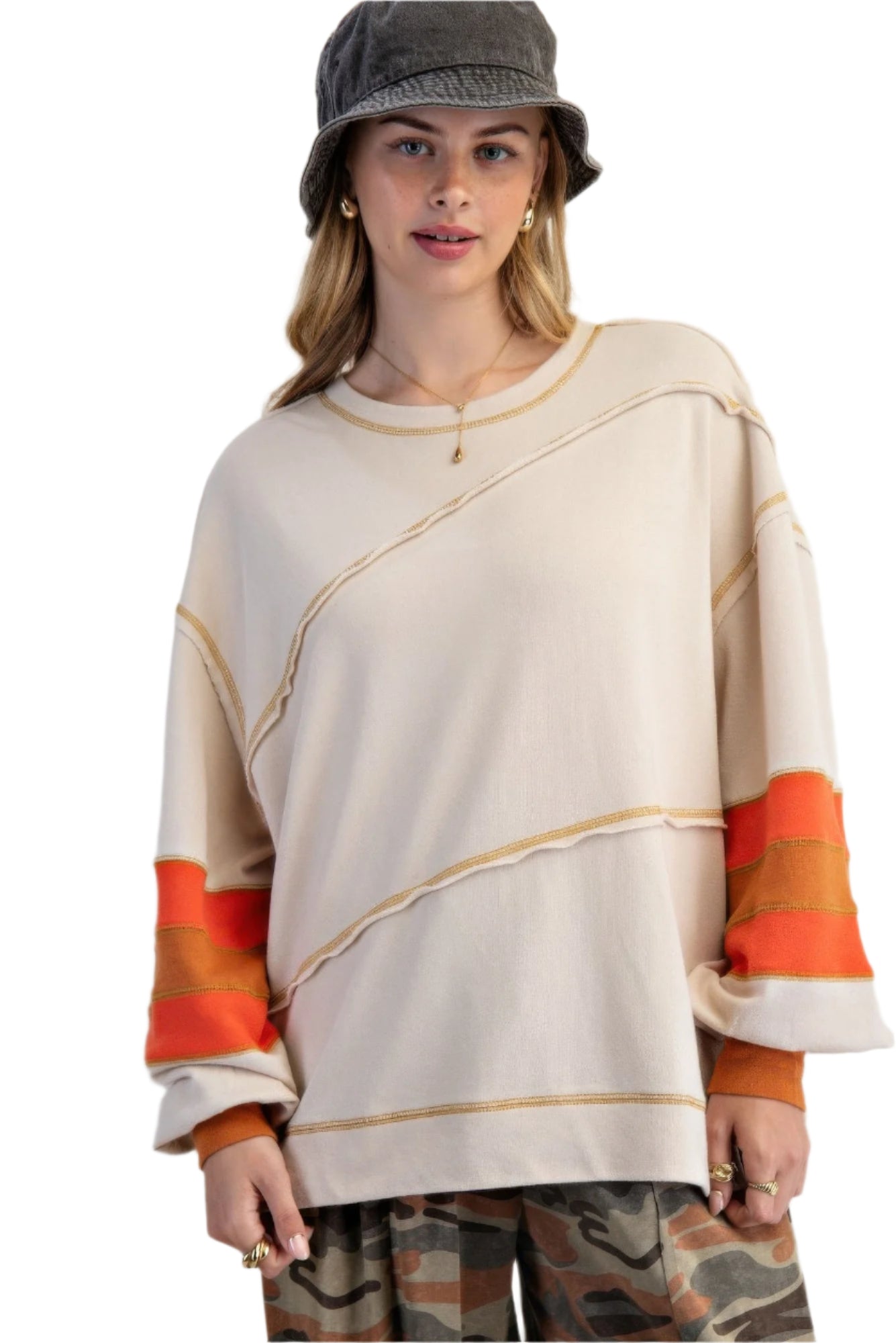 Moderne damegenser med asymmetrisk fargeblokk og delikat broderi. Perfekt for komfortabel hverdagsstil.