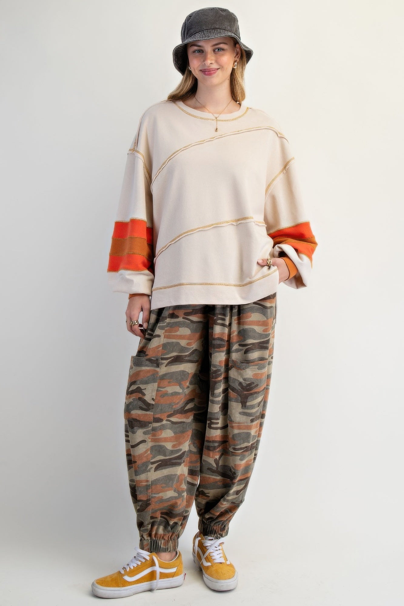 Stilig vårgenser for kvinner med unikt fargeblokkdesign. En avslappet pullover med moderne uttrykk og komfort.
