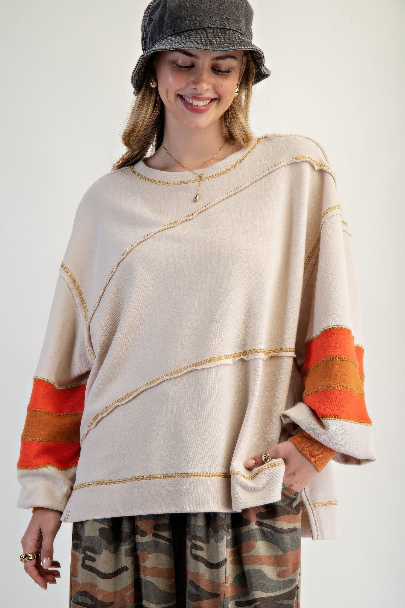Komfortabel damegenser med fargeblokk og broderi. En moderne pullover for avslappet hverdagsbruk og stil.