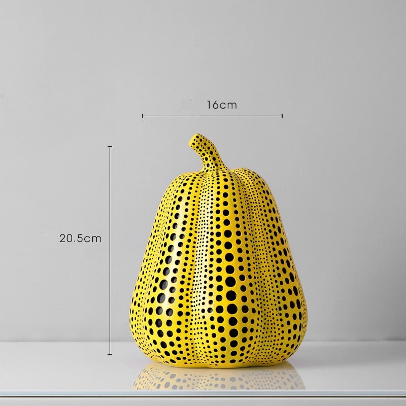 Dristig oransje gresskar skulptur med hvite polka-prikker. Moderne dekorasjon for hjemmet og kunst.