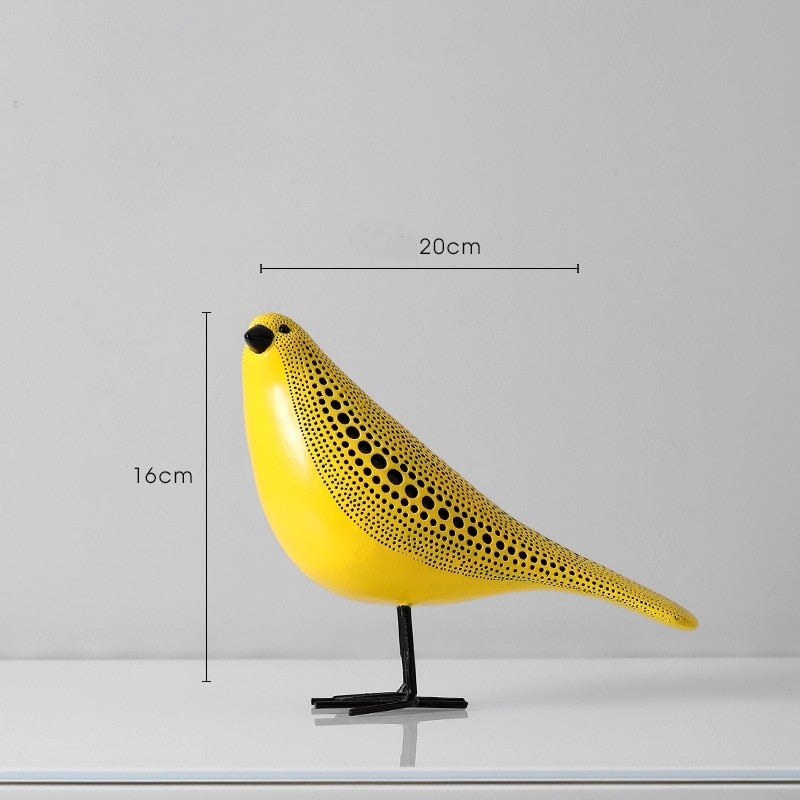 Liten fugl skulptur med blå polka-prikker, unik kunst og moderne dekorasjon for hyllen.
